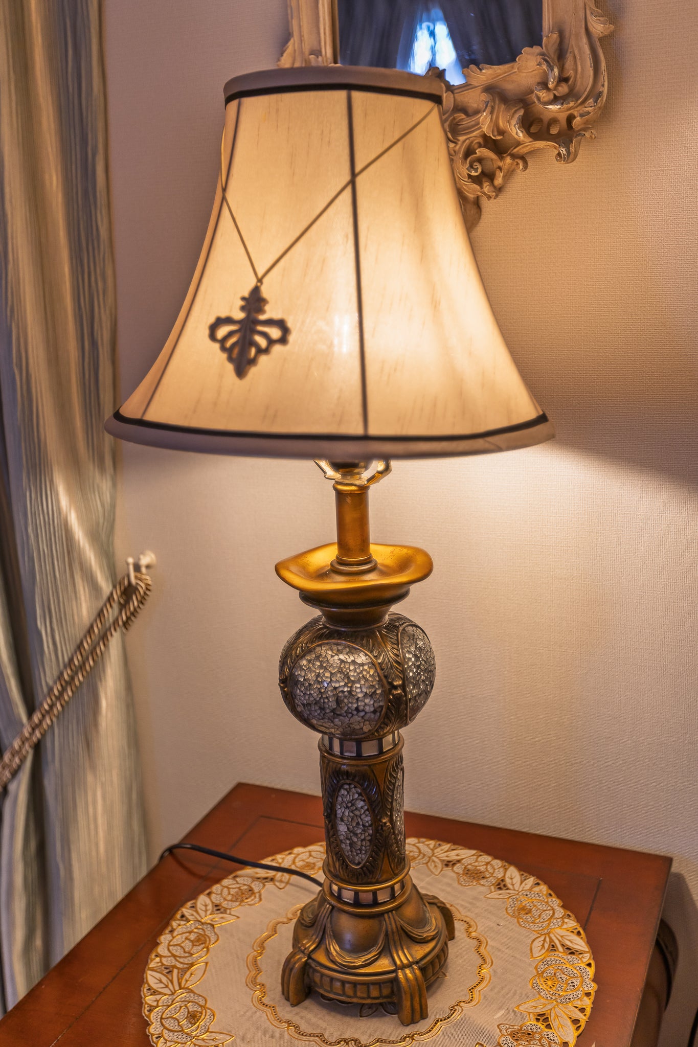 Elegant Vintage-Style Table Lamp with Ornate Base and Classic Shade