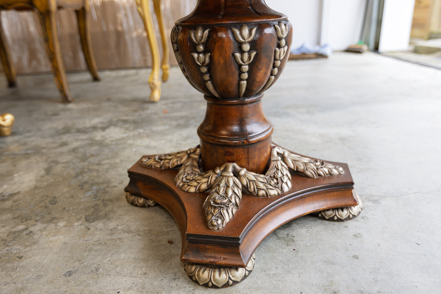 Exquisite Vintage Mahogany Pedestal Table