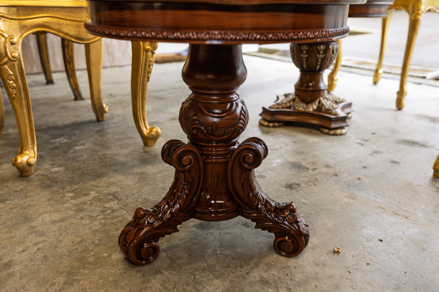 Exquisite Vintage Mahogany Pedestal Table