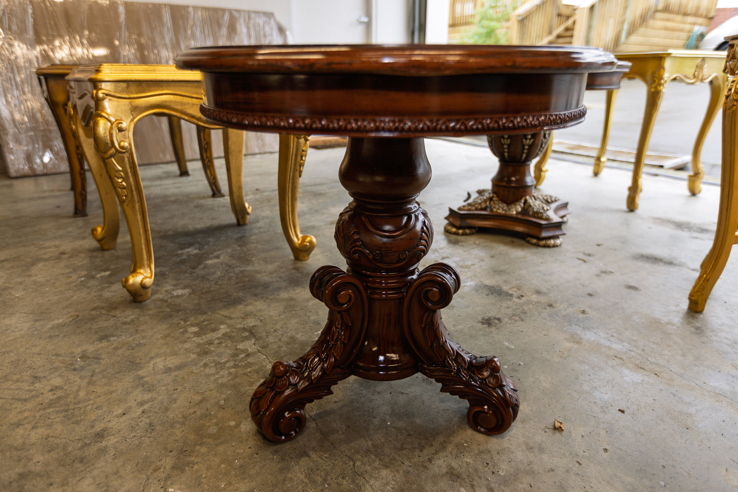 Exquisite Vintage Mahogany Pedestal Table