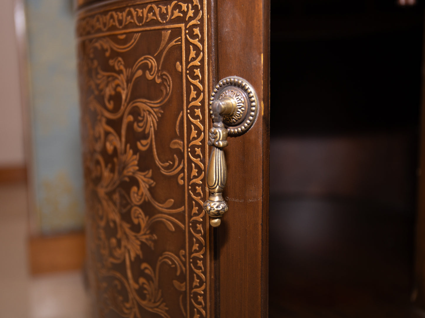 Round Side Table Cabinet – Ornate Leaf Inlay & Floral Carved Doors
