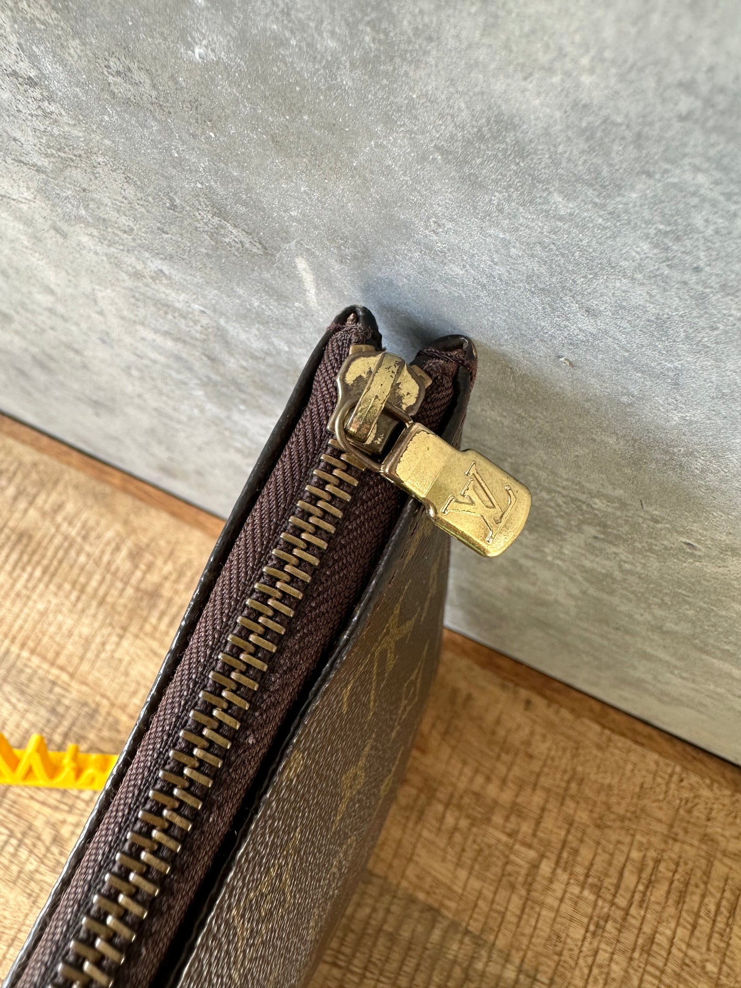 Louis Vuitton Poche Documents