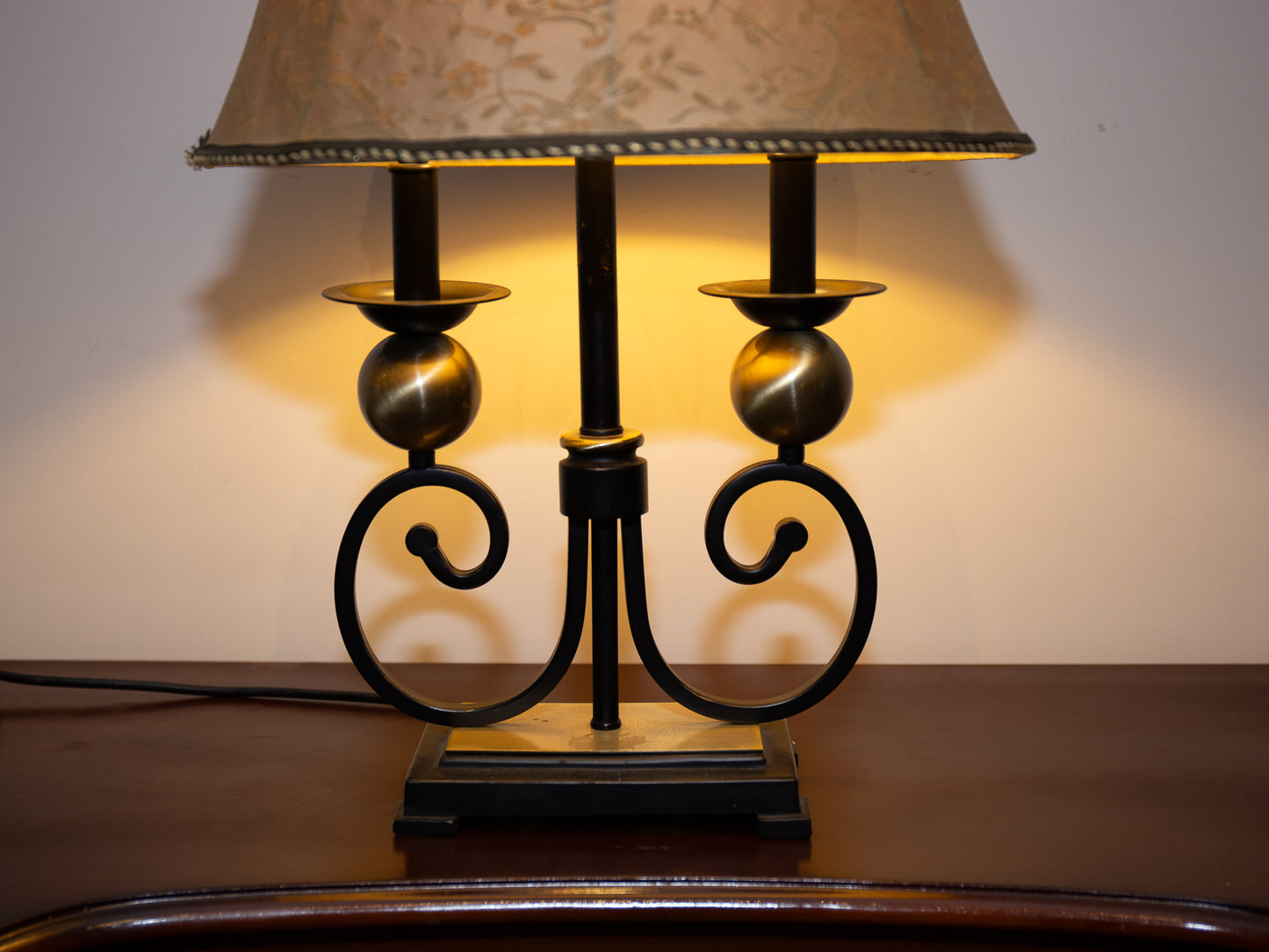Double Candle Lamp – Nature-Inspired Shade with Acorn Detail